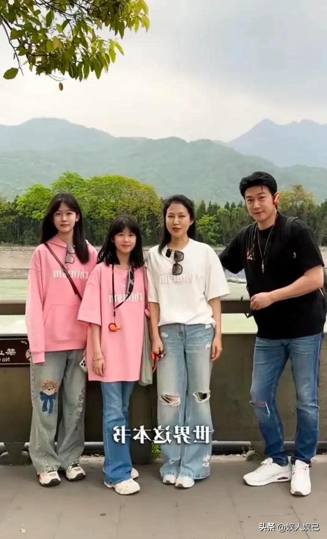 陆毅一家都江堰玩，全家颜值出众腿修长 夫妻携手女儿闹 人生赢家！