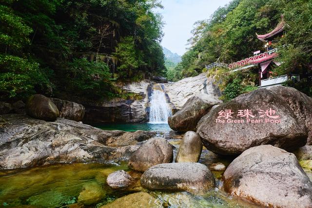 黄山翡翠谷秋韵，溪水映红叶，藏在山水间，一步一景皆是诗情画意