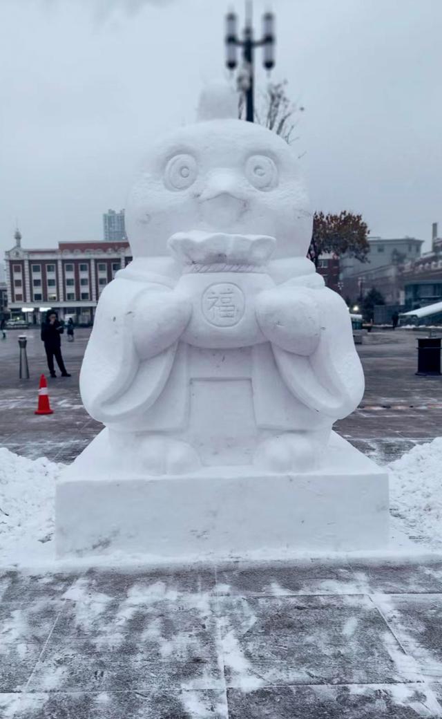 辽宁沈阳：沈阳火车站巨型雪人雪雕已成为市民与游人的热门打卡点