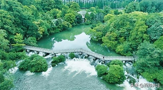 今天，《人民日报海外版》整版推荐贵州“清凉旅游”