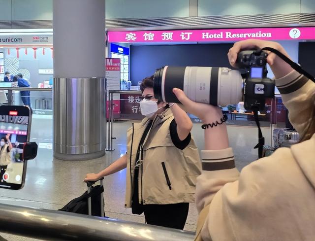 陈伟霆妈妈飞北京看孙子！婆媳第一次见面，何穗大胆拍辣照迎接！