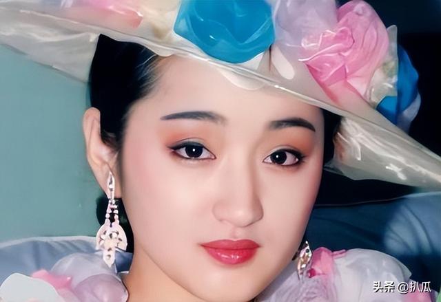 善恶终有报，54岁不婚不育的杨钰莹，原来早已经上了另一条道路