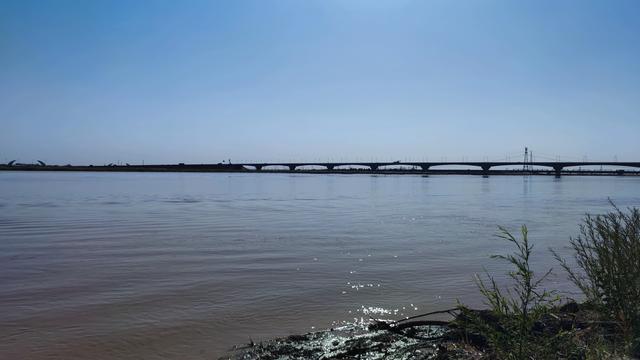 包头天下黄河第一村，靠着黄河边，风景还是不错的