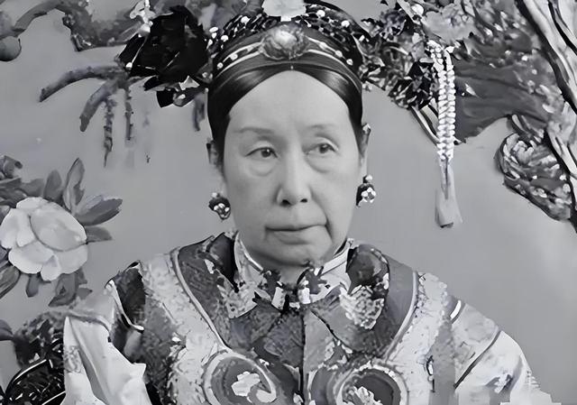 清朝灭亡后，李莲英姐姐才敢说出实情：慈禧其实不是病死的！