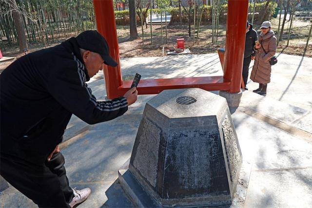 西安:市民游客打卡“草堂烟雾”