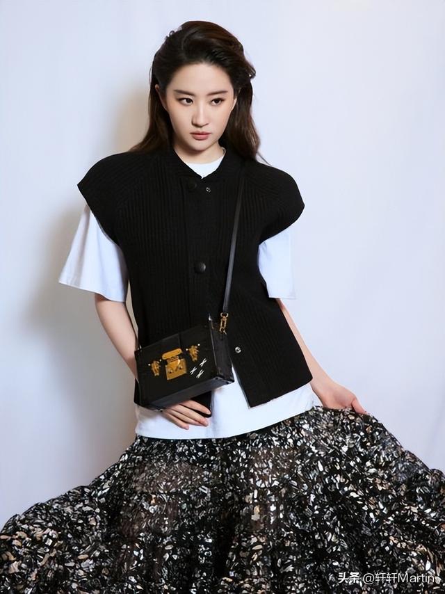 刘亦菲逛LV店被偶遇	，试衣专注忘镜头，网友：这“骨相”太能打了