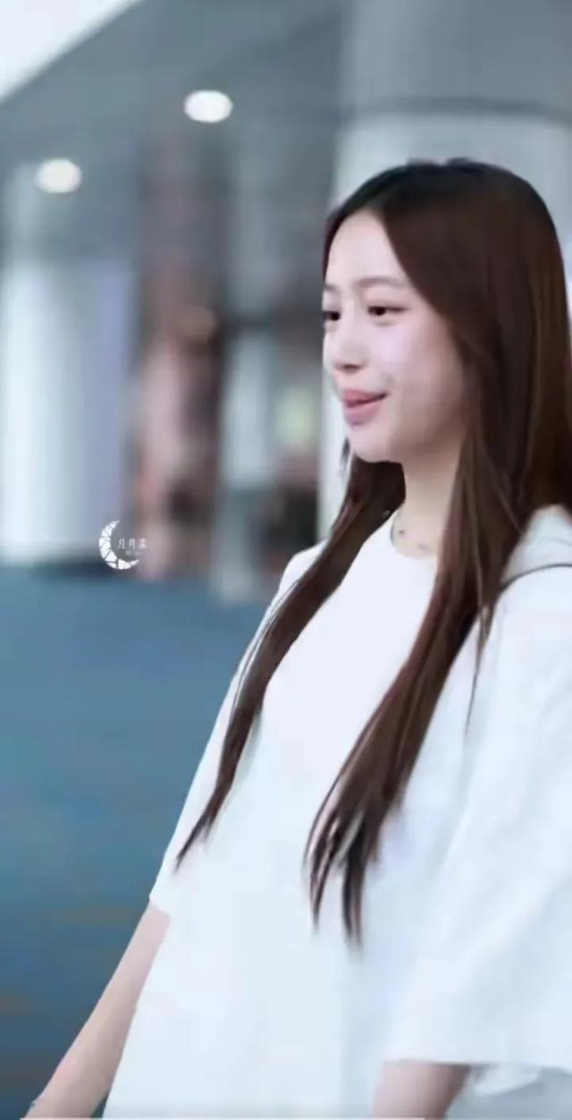 小四月都长这么大了，像爸爸黄有龙多一点，但大眼睛像小燕子