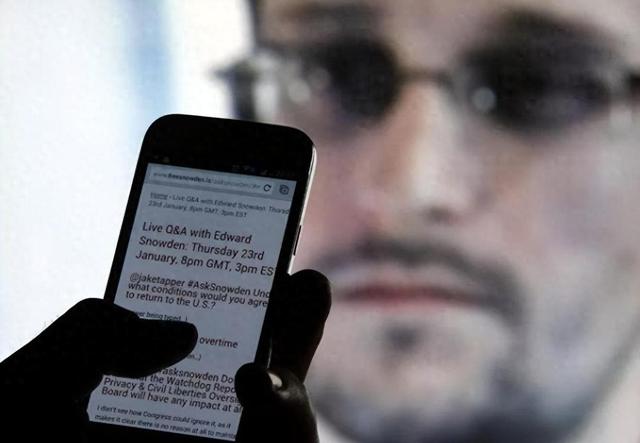 对中国有戒心？斯塔默专机落地神情紧张	，随身携带的设备不简单