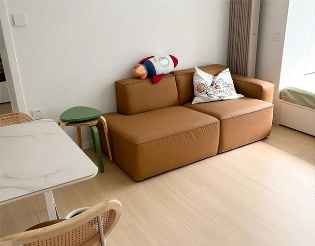 北京姑娘38㎡蜗居客厅火了，因“阳台改成卧室	”走红，太有想法了