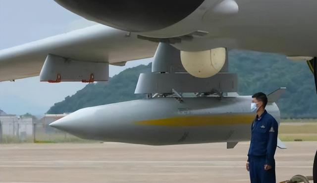 歼10C能挂鹰击-21？外媒闹乌龙，中型战机与重型导弹搭配大有讲究