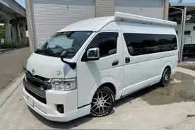 丰田海狮长轴房车，2.7升排量，后置卫生间，内部三张单人床图片