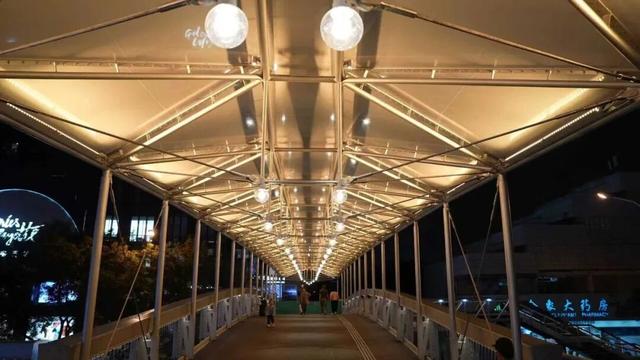 西单廊桥国庆璀璨绽放：空中光桥点亮西城夜空