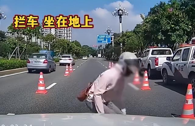 女子不配合交警执法，当街撒泼还袭警，嚣张嘴脸曝光，家人遭牵连