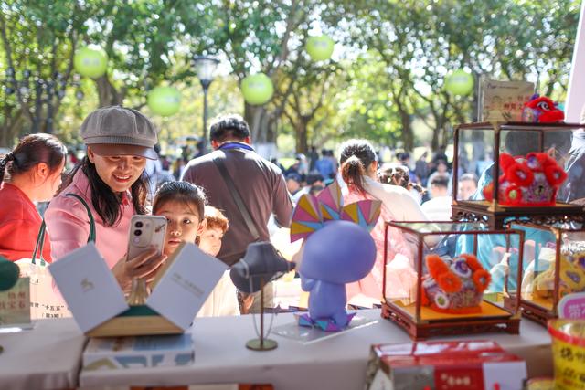 智慧文旅“炫”动红城——2025广西文化旅游嘉年华侧记