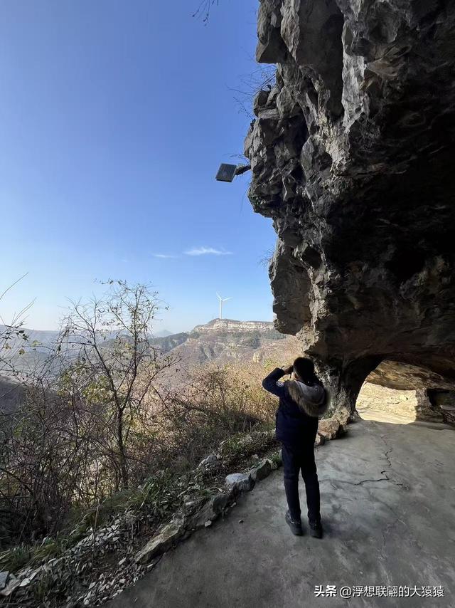 游赏过九鼎山后，我又跑到一户院里“强买”了大爷种在路边的白菜