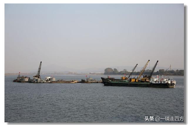 漫步丹东鸭绿江畔，可以隔江望见对岸的朝鲜