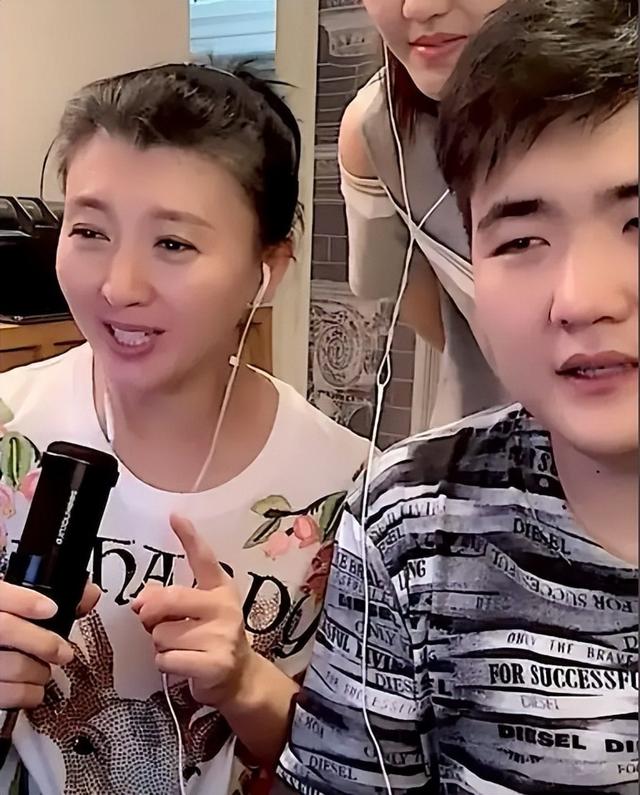 闫学晶新疆班真相大白！人民网锐评句句戳人心	，谁在说谎一目了然