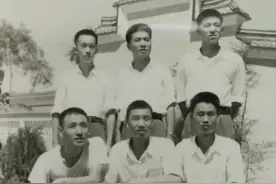 部队夏日着装规定，男兵衬衣必须扎在军裤里，女兵衬衣可以不扎图片