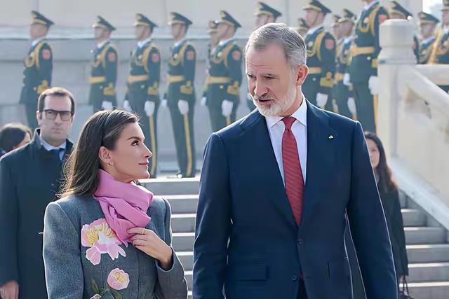 费利佩六世携王后抵达北京，莱蒂齐亚穿中式花朵外套，美丽有气质