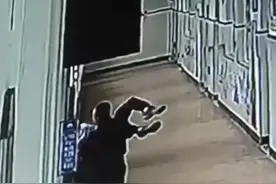 学生朝教师喷水，教师不当惩戒被行拘图片