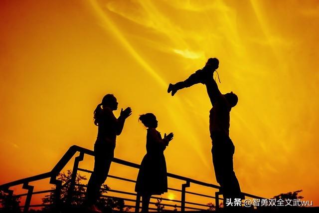 父母的爱是“倾其所有”，而我们的孝	，却常常只是“量力而行”