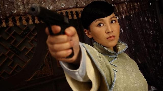 她19岁与导演私奔，在地下室裸婚连生3胎，今被丈夫用7部剧捧红