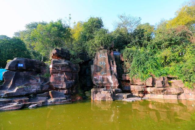 云南曲靖寥廓公园，环境优美，文化深厚，是俯瞰城市美景的好去处