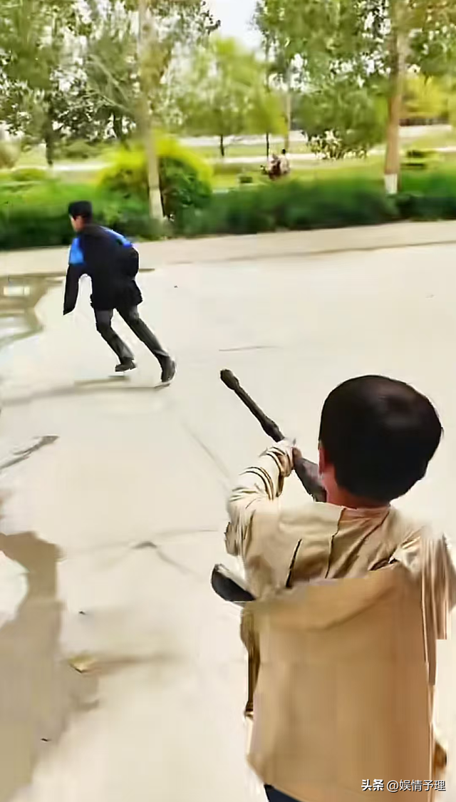 亲爹把儿子扔新疆国道上，妈妈烈日徒步1.5公里寻找，后续很寒心