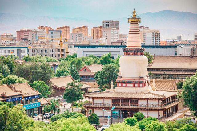国内最宜居的城市之一，竟然不是大理，却藏在甘肃七彩丹霞脚下？