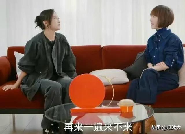 42岁贾玲和53岁鲁豫同款照好吓人，饿瘦的和运动瘦的差距太明显了