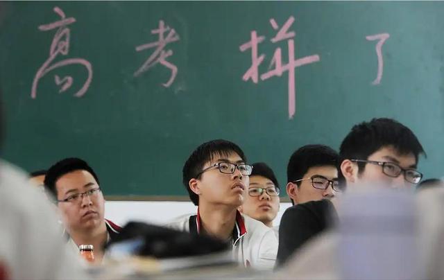 被央媒怒批！目不识丁、脑子空空，难怪陈宝国建议演员提名写论文