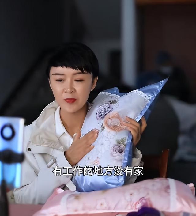 47岁贺娇龙去世!抢救过程被曝，此前疑早有征兆	，将葬在父亲身旁