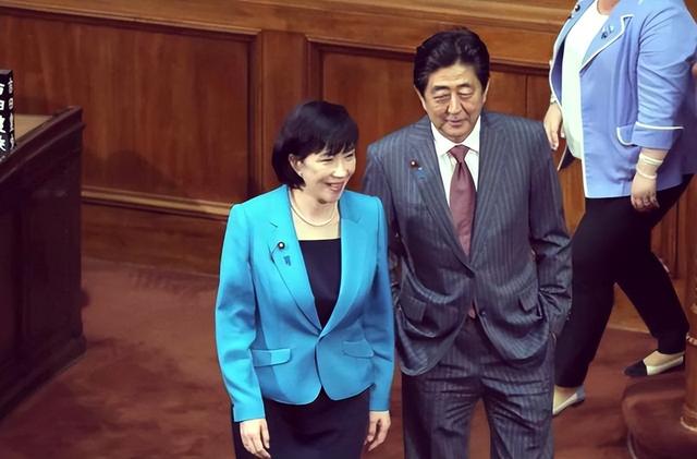 “坚持不撤回涉华错误发言”的高市早苗，竟还计划着“拜鬼”？