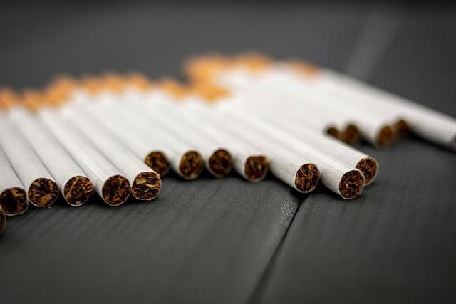 甲流与香烟有关？钟南山强调：过了50岁后，吸烟牢记“4不要”