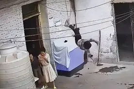 细思极恐！孩子自家二楼摔落，女子三次下楼查看，均淡定离开！图片