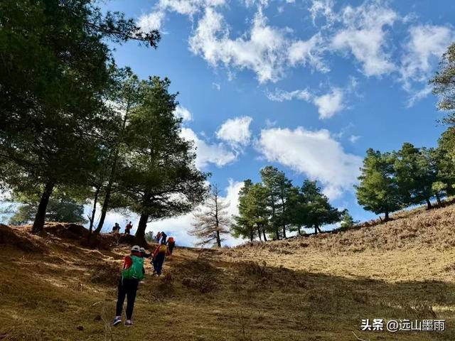 新年登高、祈愿美好,攀登富民金铜盆山,我们用徒步迎接2026