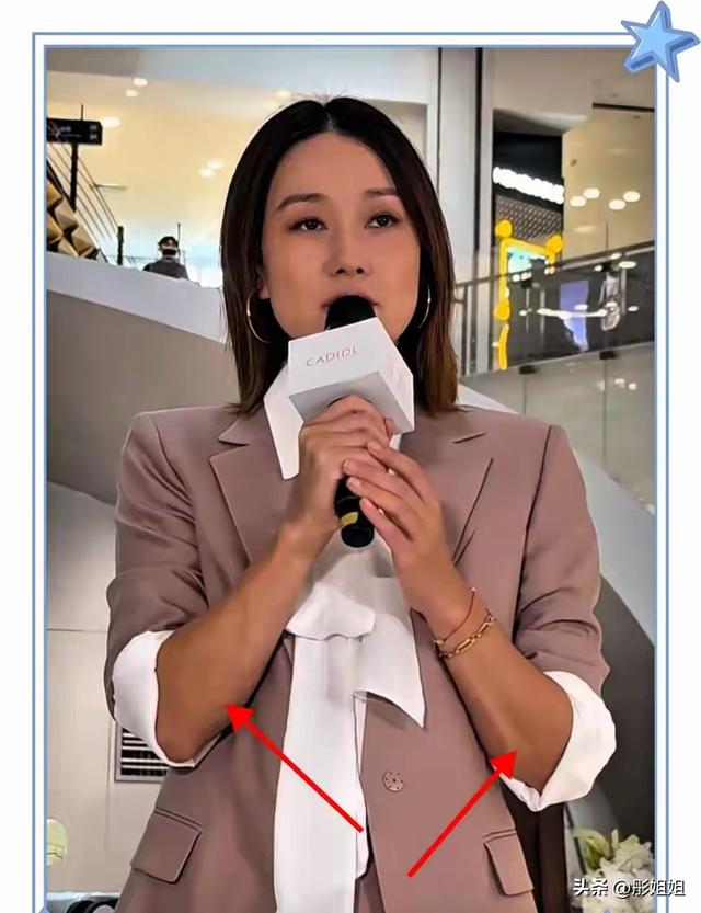 49岁马伊琍上海出席活动，造型翻车，本人又黑又瘦，鞋子又黄又脏