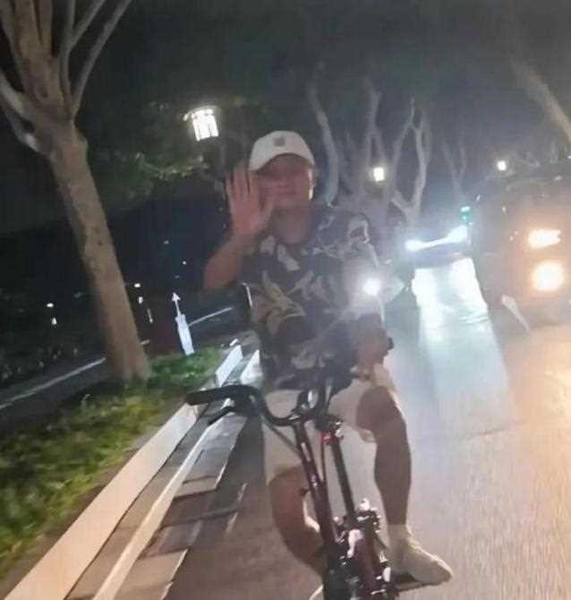 60岁马云西湖夜骑兜风，骑万元自行车，笑容满面热情打招呼