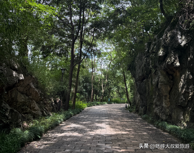 这个杭州名山真有超棒，集合了登山探洞祈福，关键还可以自驾上山