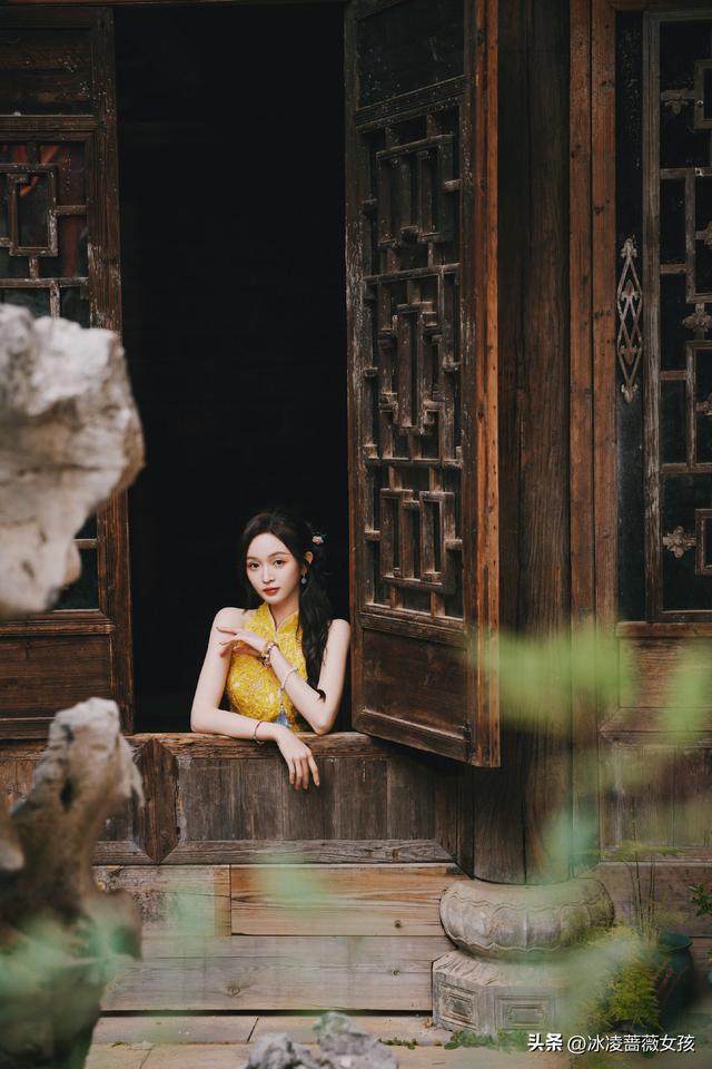 吴宣仪明黄旗袍，园林里的古典氛围感美人