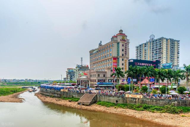 去广西海边小城过20度的暖冬！被严重低估的的防城港，人少清净