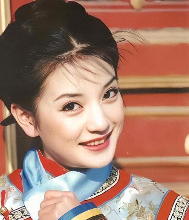 封杀四年，49岁赵薇近况再曝，参加好友婚礼，脸垮皮衰无星气