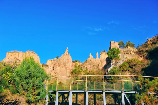 云南曲靖彩色沙林，一处凝固的彩虹秘境，漫步亿万年的时空隧道