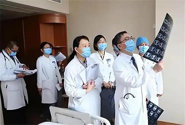 女人若是感染了“艾滋病”,胳膊上或有4种症状,都以为是皮肤病