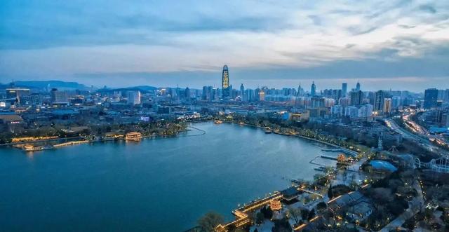 山东省的“第一城”，究竟是济南，还是青岛？谁的实力更胜一筹？