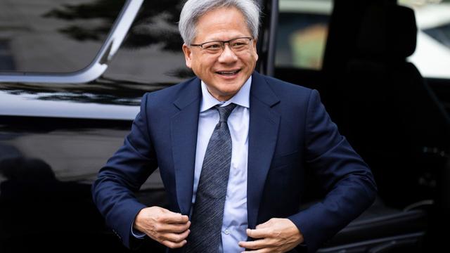 黄仁勋为何3年三次来中国示好