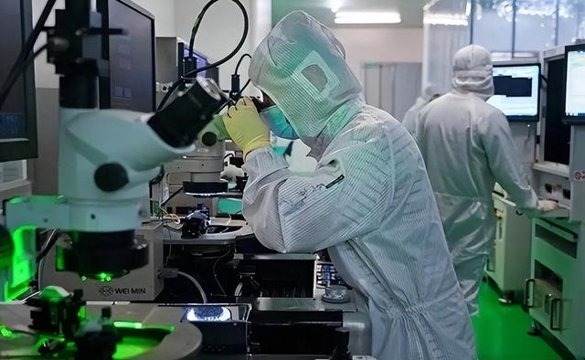 29亿！从荷兰空运到美国的光刻机，撕破了美半导体的“遮羞布”！