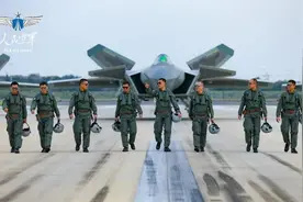 解放军空战演练，歼20以17比0对阵风“剃光头”，印度的心态崩了图片