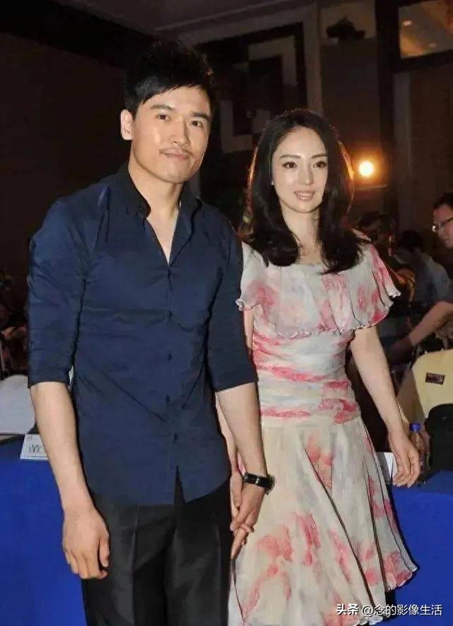 董璇承认再婚后首次亮相带女儿发糖
