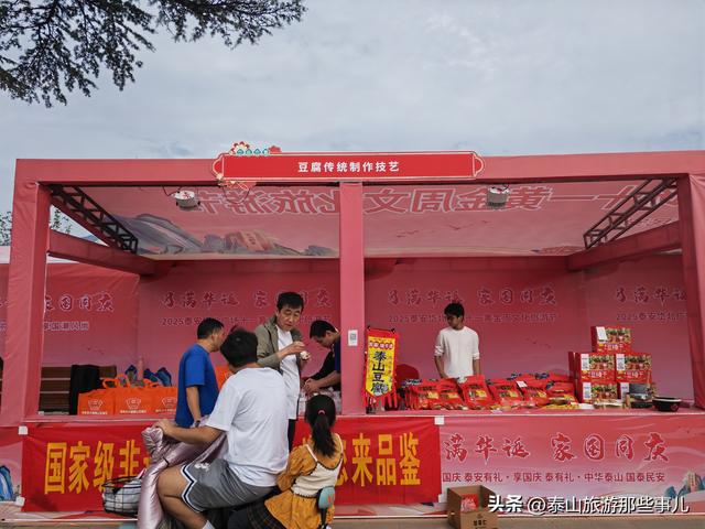 泰安：城东有一个夜市紧邻两所高校，满满青春气息，点燃烟火江湖